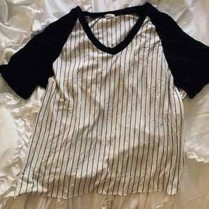 BRANDY MELVILLE- Crop top baseball tee